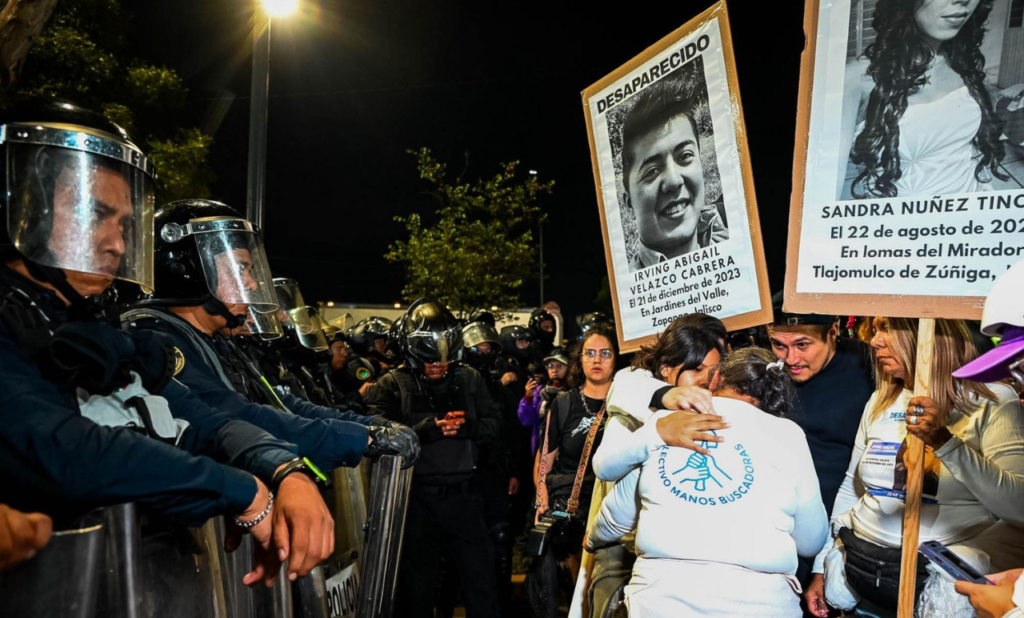 Madres buscadoras son contenidas en Calzada de Tlalpan y División del Norte, rumbo al Estadio Azteca