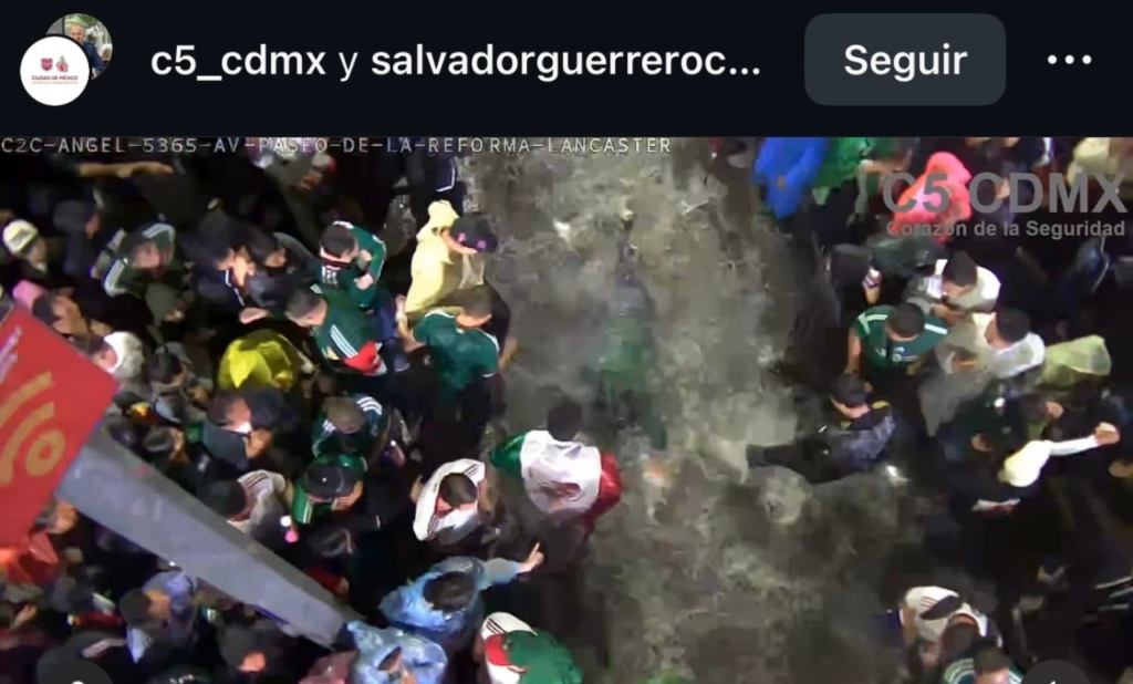 México gana 3-0 a Chequia y aficionado celebra nadando en inundación de Reforma