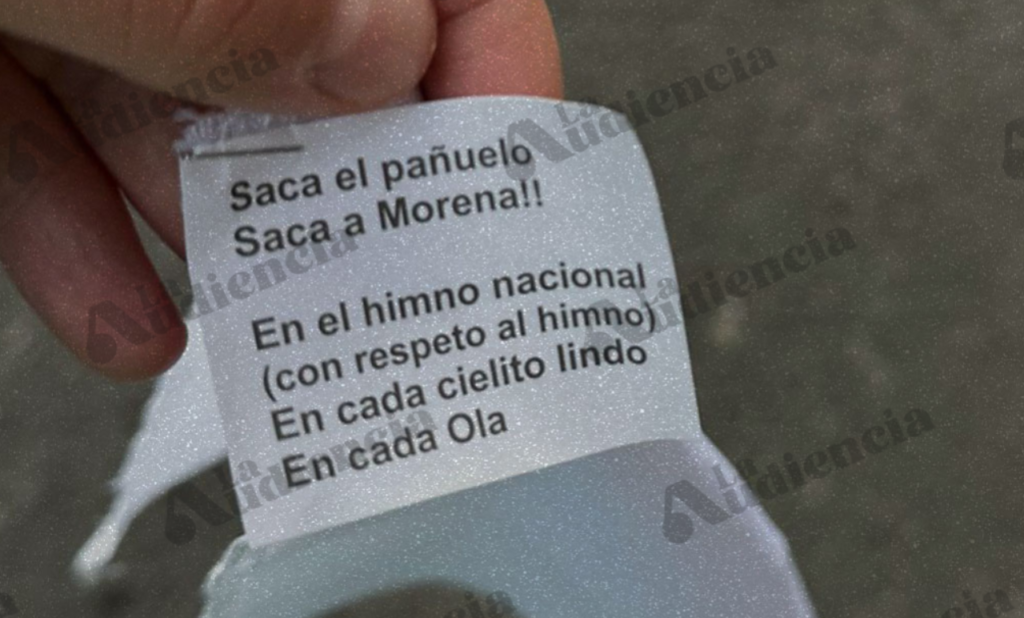Regalan pañuelos blancos para protesta pacífica en Fan Fest del Zócalo CDMX