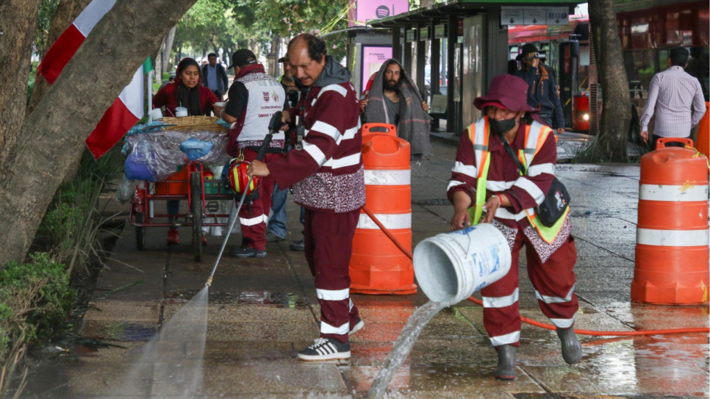 Así amaneció Paseo de la Reforma tras festejos del Tri y lluvias