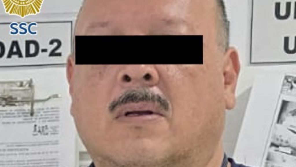 Persecución en Reforma termina con conductor detenido por agredir a policías