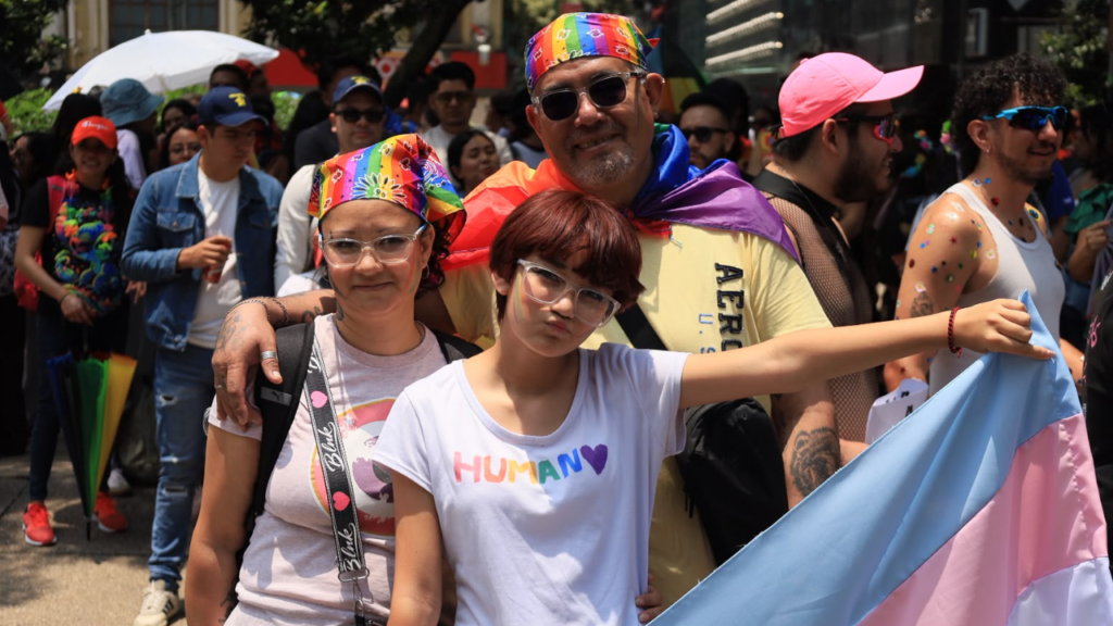 “Abrazos que salvan vidas”: las mamás de la Marcha del Orgullo LGBT+ combaten el suicidio juvenil en CDMX