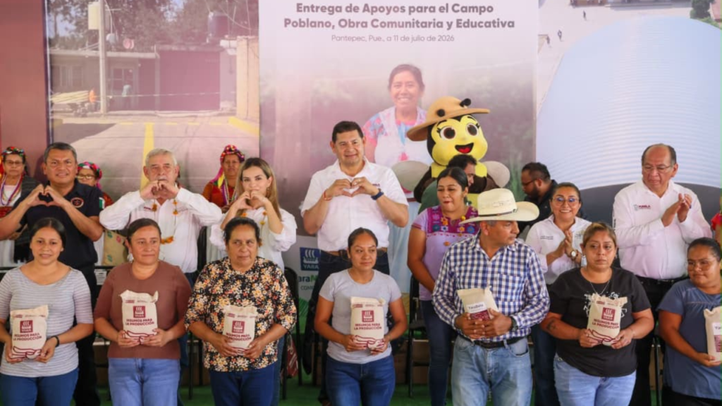 El gobernador Alejandro Armenta entrega apoyos para el campo poblano en la microrregión de Pantepec.