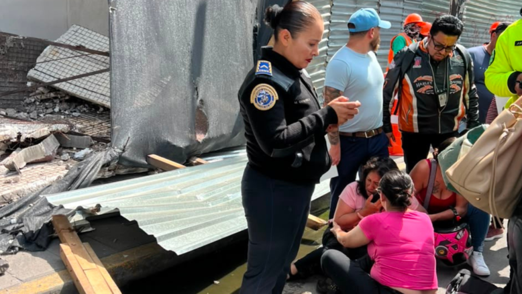 Una estructura colocada en uno de los extremos del edificio de la Fiscalía General de Justicia de la Ciudad de México (FGJ CDMX), conocido como Búnker, cayó sobre una mujer que caminaba por la zona, provocándole diversas lesiones. De acuerdo con los primeros reportes, la transeúnte caminaba sobre la calle Doctor Río de la Loza, casi esquina con Doctor José María Vértiz, en la alcaldía Cuauhtémoc, cuando una parte de la estructura utilizada durante los trabajos de remodelación del inmueble venció y cayó sobre ella. Al lugar acudieron elementos de la Secretaría de Seguridad Ciudadana (SSC) y cuerpos de emergencia para brindar apoyo a la mujer. Paramédicos del Escuadrón de Rescate y Urgencias Médicas (ERUM) realizaron una valoración médica para determinar si era necesario trasladarla a un hospital. Hasta el momento, las autoridades no han informado el estado de salud de la mujer ni las causas que provocaron la caída de la estructura.
