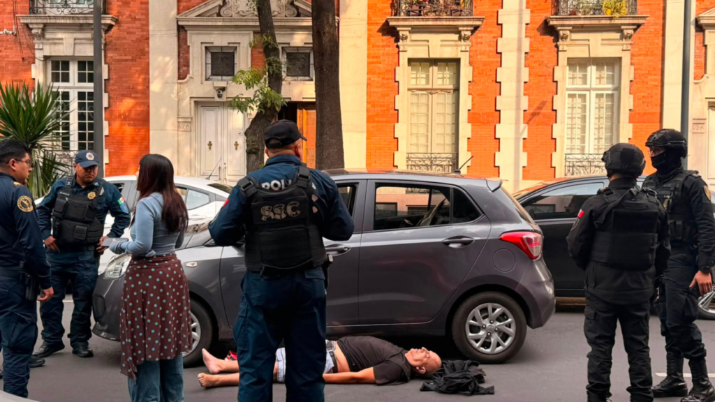 Conductor de taxi por aplicación muere tras presunto infarto durante viaje en la colonia Juárez