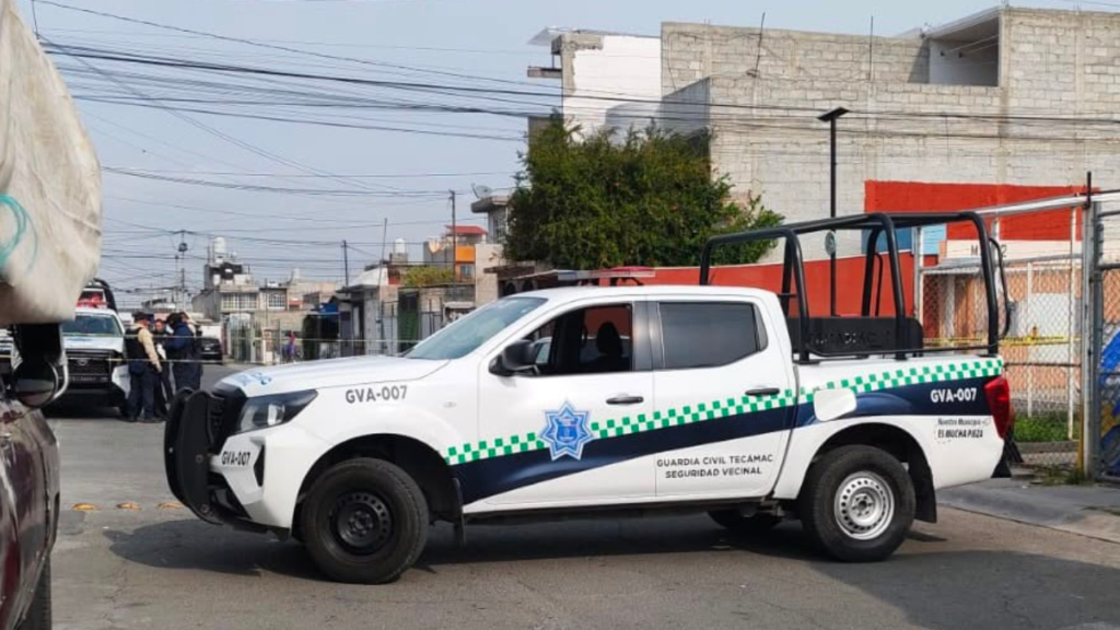 Localizan a persona sin vida dentro de vehículo en Los Héroes Tecámac; presentaría impactos de arma de fuego