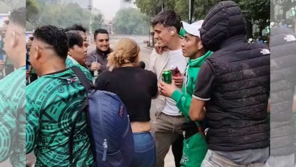 CDMX: siguen festejos del Tri en Reforma; ignoran prohibición de consumo en vía pública