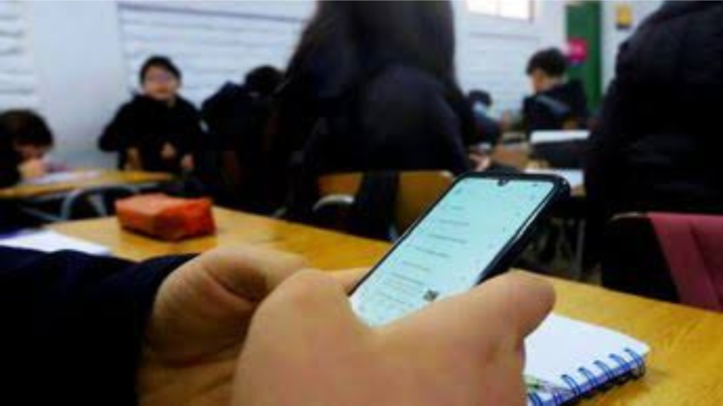 A debate uso de celulares en escuelas: 70% de madres y padres, de acuerdo que se regule, dice Sheinbaum