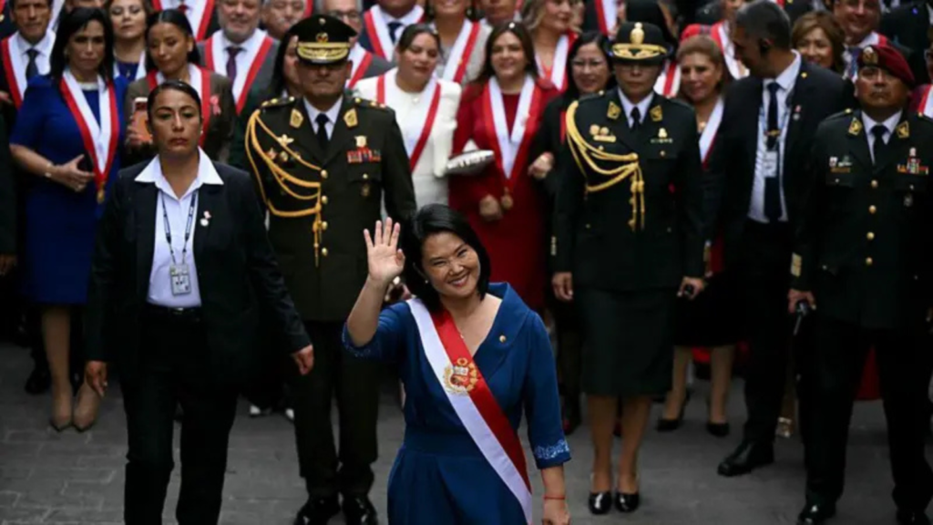 Perú: tras perder 3 veces en la boleta, Keiko Fujimori asume presidencia; "recibo un país catastrófico"