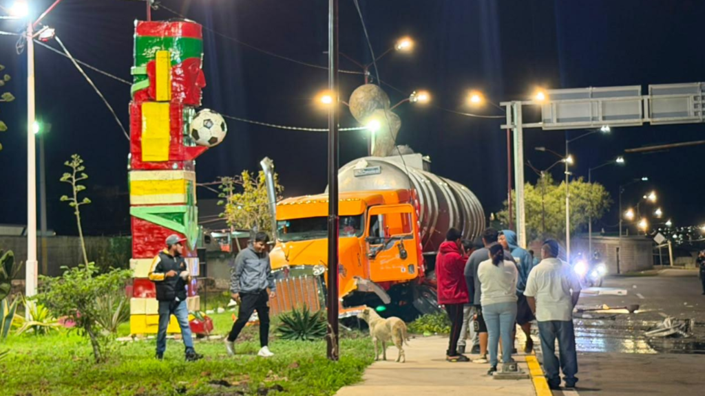 Autopista México-Pachuca: tráiler choca y derriba figura gigante del Mundial en Ecatepec