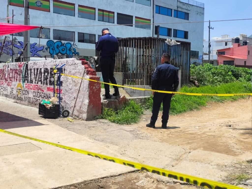 Investigan muerte de hombre hallado en canal de aguas negras en Gustavo A. Madero