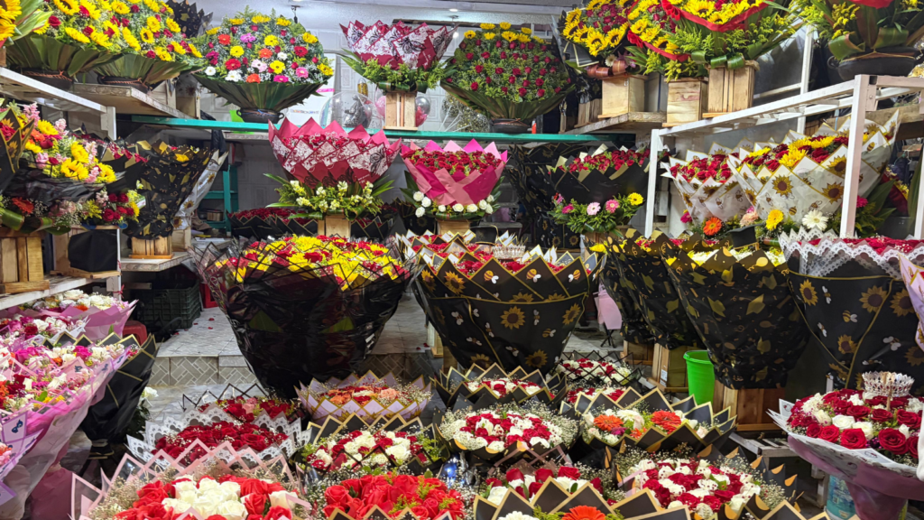 Mercado de Jamaica vs. una florería de la Condesa: los datos que explican la diferencia en el precio de las flores