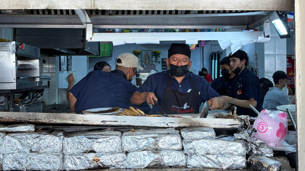 "La señora meche inventó los huaraches": el origen del clásico antojito en el Mercado de Jamaica