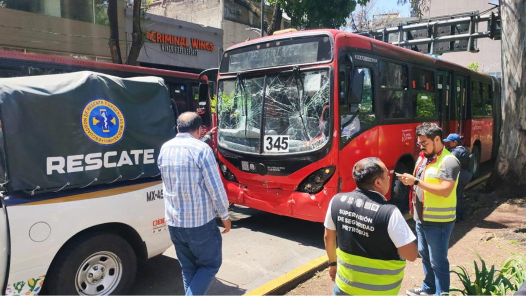 Choque de Metrobús en Línea 2 deja 16 personas lesionadas cerca de la estación Nuevo León