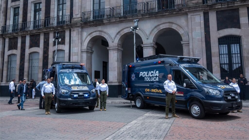 Ricardo Moreno moderniza la policía en Toluca: entrega dos Centros de Mando móviles