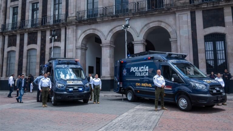 Ricardo Moreno moderniza la policía en Toluca: entrega dos Centros de Mando móviles