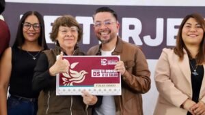 Entrega Daniel Serrano tarjetas "Tu Derecho a la Salud" en Izcalli