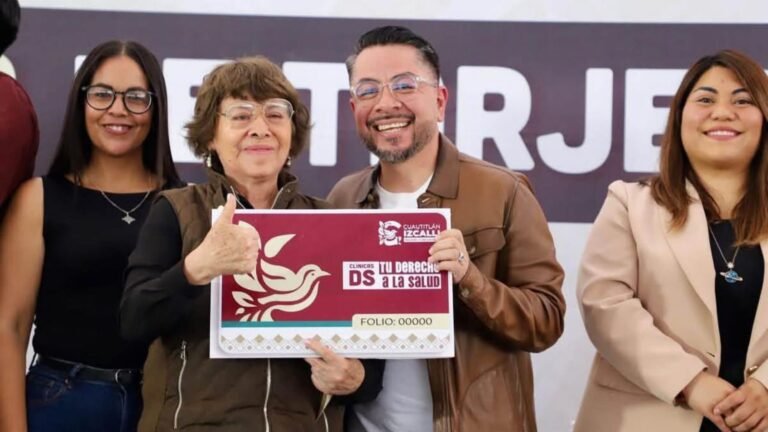 Entrega Daniel Serrano tarjetas "Tu Derecho a la Salud" en Izcalli