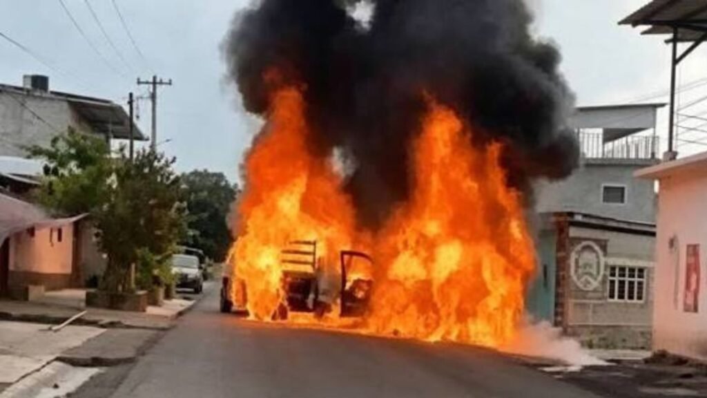 Arde Michoacán: reportan quema de vehículos tras agresión armada en Tacámbaro