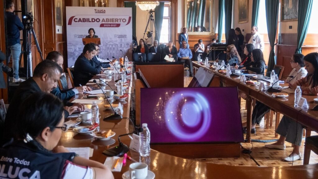 Gobierno de Ricardo Moreno atiende demandas vecinales y exenta de predial a 5 inmuebles de salud