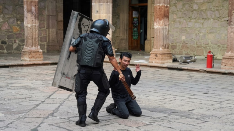 Piden 12 años de prisión para activista que protestó por asesinato de Carlos Manzo