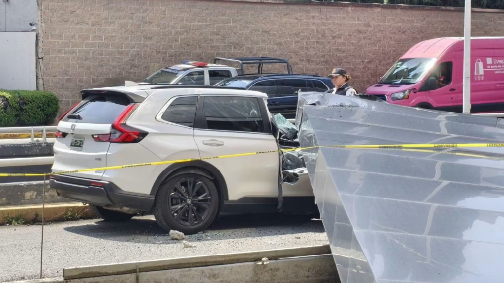 Muere mujer tras caer estructura sobre su automóvil en Huixquilucan, Edomex