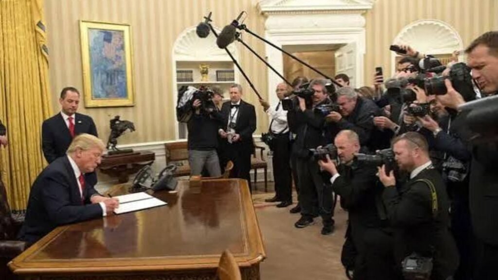 Trump se lanza contra medios “incómodos”; prohíbe acceso a la Casa Blanca a CNN, MSNOW y Político