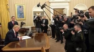 Trump se lanza contra medios “incómodos”; prohíbe acceso a la Casa Blanca a CNN, MSNOW y Político