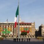 Sismos 19-S: Sheinbaum iza bandera a media asta en el Zócalo por víctimas de 1985 y 2017