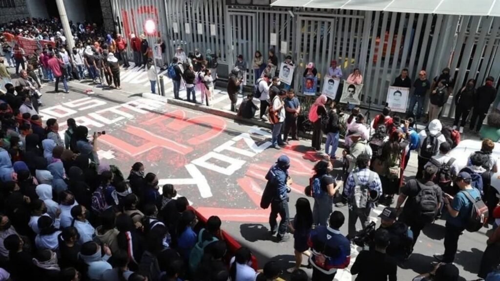 43 de Ayotzinapa: padres protestan en la CNDH; la acusan de exculpar al Ejército