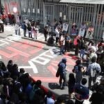 43 de Ayotzinapa: padres protestan en la CNDH; la acusan de exculpar al Ejército