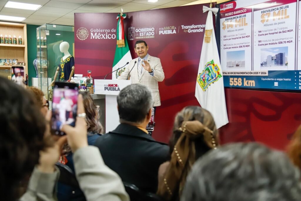 Conferencia de prensa del Gobierno de Puebla en su oficina de representación en la Ciudad de México, con medios de comunicación y artesanías poblanas en exhibición