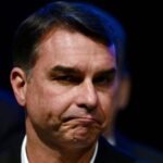 Prohíben salir de Brasil a Flávio Bolsonaro; le retiran su pasaporte