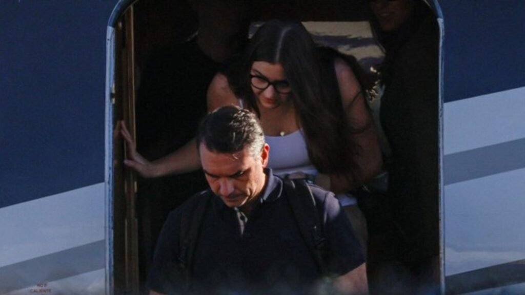 Flávio Bolsonaro llega a Miami en jet privado tras huir de Brasil