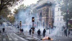 Francia impone toque de queda en París, Lyon y Niza tras protestas y disturbios