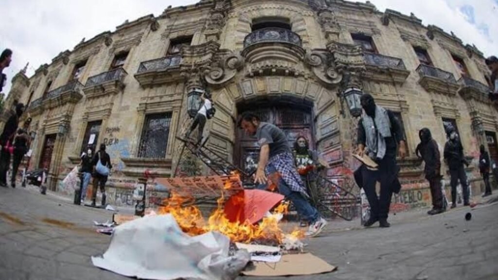 Jalisco: señalan a grupos de otros estados por disturbios en marcha por el agua