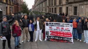 Trabajadores del IMSS protestan en Palacio Nacional: exigen salarios dignos