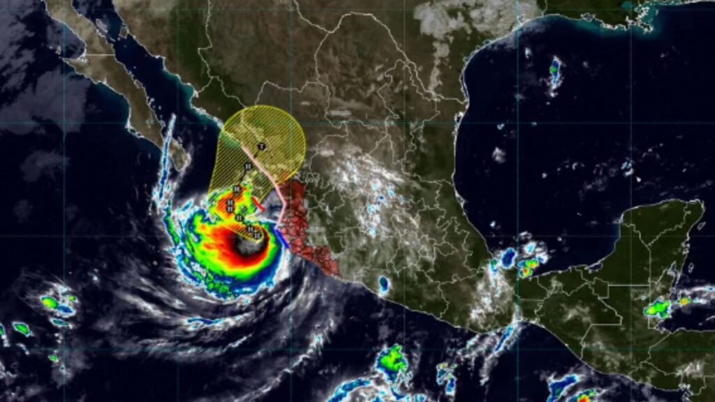 Huracán Simón amenaza a Mazatlán; activan plan de emergencia