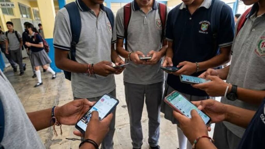 Comisiones del Senado avalan prohibición de uso de celulares en aulas