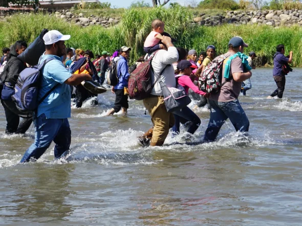 Migrantes-cruzan-r__o-Suchiate-en-masa-hacia-M__xico-tras-negativa-del-Gobierno_49879466.webp