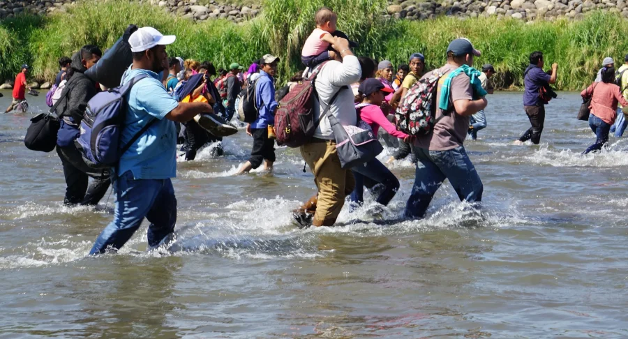 Migrantes-cruzan-r__o-Suchiate-en-masa-hacia-M__xico-tras-negativa-del-Gobierno_49879466.webp