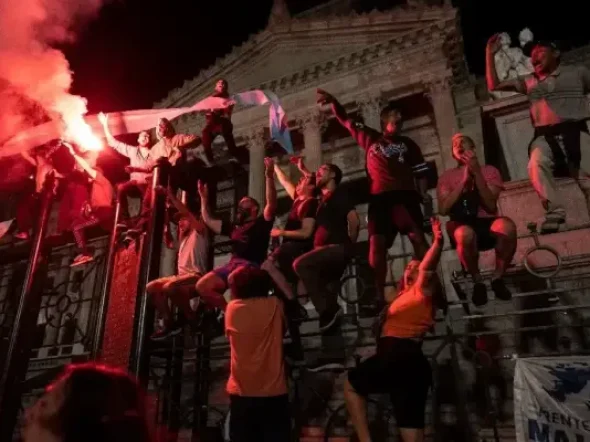 cacerolazos-y-protestas-contra-medidas-economicas-de-milei-argentina-cacerolazo-5jpeg-01c760ac-786e-4543-8d7e-bfe0e19d7bbd.jpeg-600x400.webp