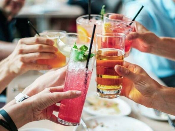 jovenes-prefieren-cocteles-que-cervezas-e1674148800215-653819d33157b-600x489.jpg